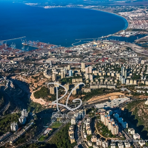 מפרץ חיפה,
ברקע עכו העתיקה ולמטה מנהרות הכרמל
